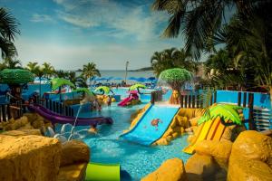 um parque aquático com escorregas e escorregas aquáticos em Azul Ixtapa All Inclusive Resort em Ixtapa