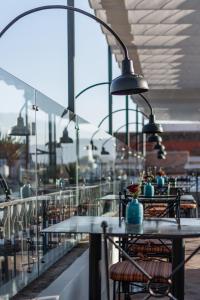 un restaurant avec des tables et des chaises sur un balcon dans l'établissement Casa 1810 Hotel Boutique, à San Miguel de Allende