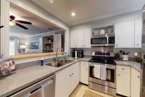 Η κουζίνα ή μικρή κουζίνα στο Harbour Oaks, Unit 211