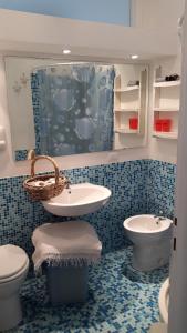 サロにあるLa Casa Sul Lagoのバスルーム(洗面台、トイレ、シンク付)
