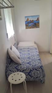 1 dormitorio pequeño con 1 cama y 1 silla en La Casa Sul Lago, en Saló