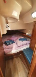 una cama pequeña en la parte trasera de una furgoneta con dos bolsas en Magnifico barco en La Graciosa, en Caleta de Sebo