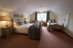1 dormitorio con 2 camas y ventana en Cherry Tree Cottage Coniston, en Coniston