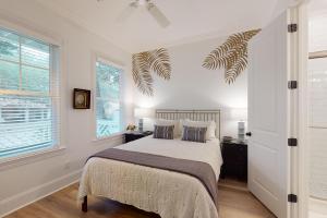 Ένα ή περισσότερα κρεβάτια σε δωμάτιο στο Keep Palm and Carry on - 4327 Sixth St +27 φωτογραφίες