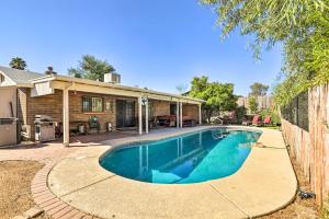 ein Pool vor einem Haus in der Unterkunft Pet-Friendly Tucson Home with Heated Pool and Hot Tub in Tucson