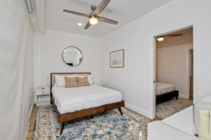 Postel nebo postele na pokoji v ubytování 2BR Private Balcony Overlooking Pool, Gated Parking, Walk to Resort