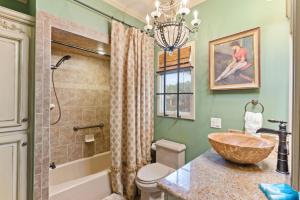 ein Badezimmer mit Waschbecken, Toilette und Dusche in der Unterkunft Village Villa - 102 Strachan Lane in King City + 32 Fotos