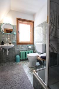 a bathroom with a toilet and a sink and a tub at Zakopane - Harenda 13e in Zakopane