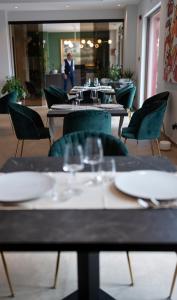 uma fila de mesas e cadeiras num restaurante em Donna Vì Hotel em Geraci Siculo
