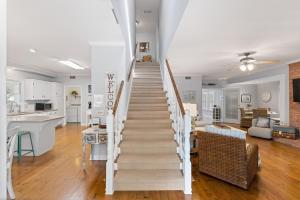 Un escalier mène au salon et à la cuisine. dans l'établissement Pelican's Porch - 4318 Eighth Street, à Île de Saint-Simon