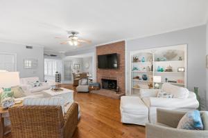 Μια τηλεόραση ή/και κέντρο ψυχαγωγίας στο Pelican's Porch - 4318 Eighth Street