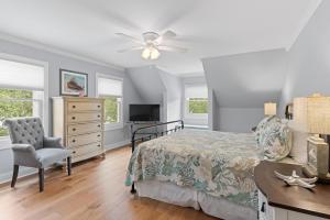 Ένα ή περισσότερα κρεβάτια σε δωμάτιο στο Pelican's Porch - 4318 Eighth Street