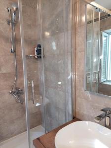 uma casa de banho com um chuveiro e um lavatório. em Barba Ante em Vis