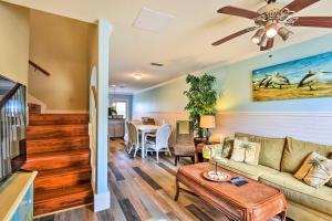 Posezení v ubytování Near Beach and Golfing Port Aransas Condo with Deck