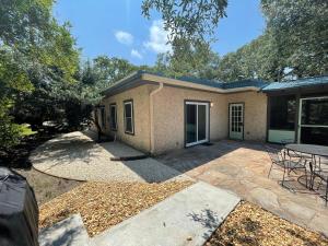 Gallery image of Tree Spirit Retreat - 4310 Third Street in Saint Simons Island