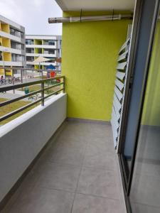 Habitación con pared verde y balcón. en Departamento Amoblado en Arica en Arica