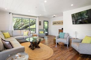Гостиная зона в Three Oaks Beach Cottage - 2215 Bruce Drive