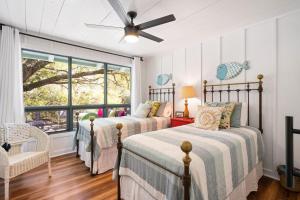 Кровать или кровати в номере Three Oaks Beach Cottage - 2215 Bruce Drive +21 фотография