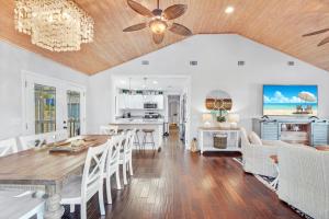 ein Esszimmer und ein Wohnzimmer mit Tisch und Stühlen in der Unterkunft Everlasting Moon - 1204 George Lotson Avenue in Demere Park