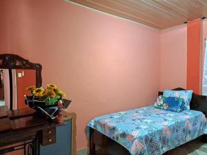 Ένα ή περισσότερα κρεβάτια σε δωμάτιο στο Hostal Familiar Noemi