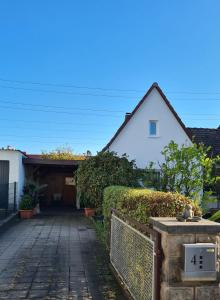 a house with a fence and a driveway at The Cozy Studio Apartment Lauf in Lauf an der Pegnitz