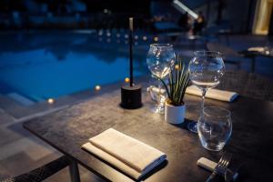 サバウディアにあるBest Western Plus Sabaudia Hotelのワイングラスとナプキンを添えたテーブル