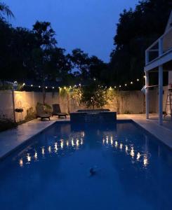 - une piscine éclairée la nuit dans l'établissement 605 Bartow Guest House, à Kings Terrace