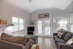 ein Wohnzimmer mit zwei Sofas und einem Fernseher in der Unterkunft EZBreezy - 4217 Fifth Street in Saint Simons Island