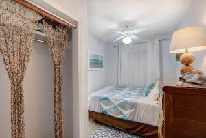 ein Schlafzimmer mit einem Bett und einem Deckenventilator in der Unterkunft EZBreezy - 4217 Fifth Street in Saint Simons Island