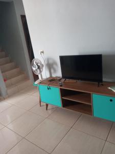 uma sala de estar com uma televisão de ecrã plano numa cómoda em Beach House Sao Jose em São José da Coroa Grande