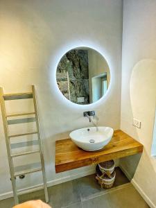 bagno con lavandino e specchio di Villa Giuliana ad Arezzo