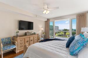 Postel nebo postele na pokoji v ubytování St Simons Grand 216 - Ocean Blvd + 21 fotografií