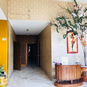 un corridoio di un edificio con tavolo e porta di Casa Alsacia a Guadalajara