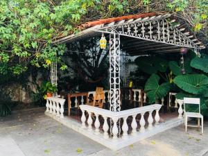 gazebo in giardino con sedia di Casa Alsacia a Guadalajara