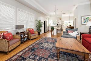 Et opholdsområde på Satilla Cottage - 15 Coast Cottage Ln