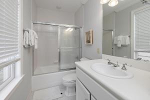 Et badeværelse på Satilla Cottage - 15 Coast Cottage Ln + 21 billeder