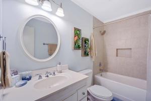 ein weißes Badezimmer mit Waschbecken und Spiegel in der Unterkunft Sunny Dayz - 4 bedrooms 1122 & 1124 Park in Demere Park + 43 Fotos