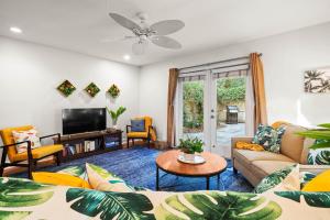 ein Wohnzimmer mit Sofa und Fernseher in der Unterkunft Sunny Dayz - 4 bedrooms 1122 & 1124 Park in Demere Park