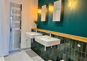 baño con 2 lavabos y pared verde en Margate Seaside Penthouse With Sea views Sleeps 6 en Kent