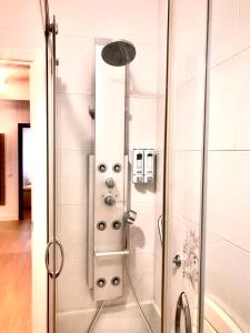 eine Dusche mit Glastür im Bad in der Unterkunft Piso Cuatro Caminos in A Coruña