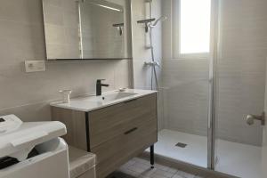Kúpeľňa v ubytovaní Superb apartment full of charm with terrace 2ch 5min from the lighthouse