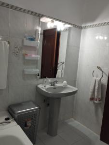 bagno con lavandino, servizi igienici e specchio di Quarto Privado Grande Completo a Agualva