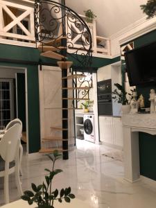 Televízia a/alebo spoločenská miestnosť v ubytovaní Domek w Pieninach Apartament Pałacowy Liliana
