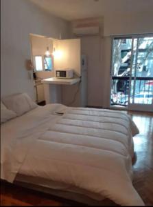 1 cama blanca grande en una habitación con ventana en -1D- Lagos Bosques de Palermo- Subte - LA PAGA DEBE SER A TRAVÉS DE PAYPAL Y POR ADELANTADO en Buenos Aires