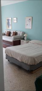 1 dormitorio con 2 camas y sofá en departamento en Mar del Plata en Mar del Plata
