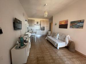 - un salon avec un canapé et une table dans l'établissement Le Onde, à Torre Dei Corsari