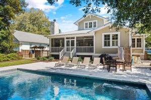 ein Haus mit einem Swimmingpool vor dem Haus in der Unterkunft Heron Cottage - 309 Kelsall Ave in Kings Terrace