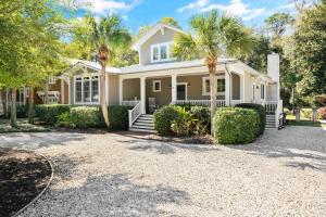 ein weißes Haus mit Palmen davor in der Unterkunft Heron Cottage - 309 Kelsall Ave in Kings Terrace