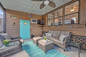sala de estar con sofá y sillas en Everglades City Cabin Dock and Heated Pool!, en Everglades