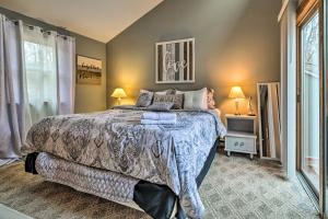 um quarto com uma cama grande e 2 candeeiros em Poconos Vacation Home Walk to Locust Lake! em Pocono Lake